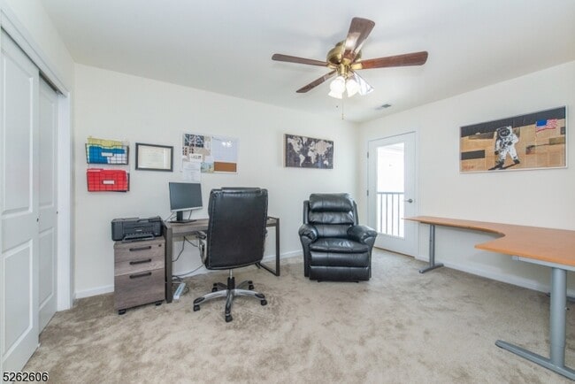 Building Photo - 5 White Aster Ct