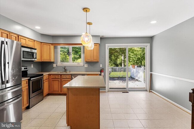 Building Photo - 18 Lakeview Dr