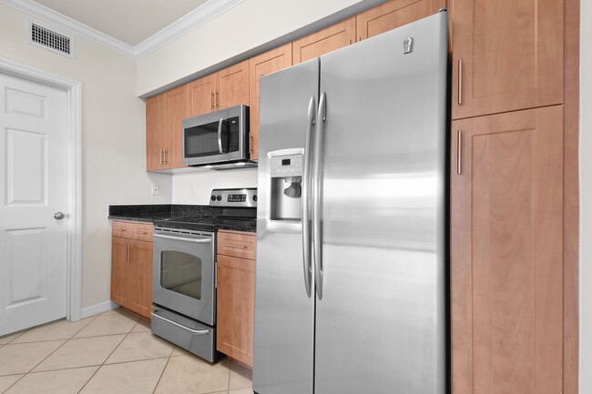 Building Photo - Stylish and luxurious 1-bedroom, 1-bath co...