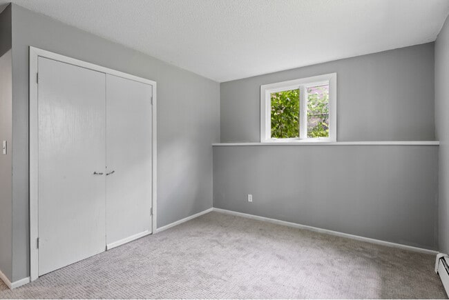 Building Photo - 968 Gershwin Ave N