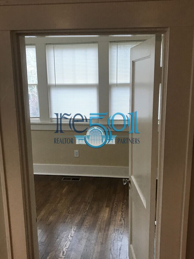 Building Photo - *New Price*  Newly Renovated Immaculate Co...