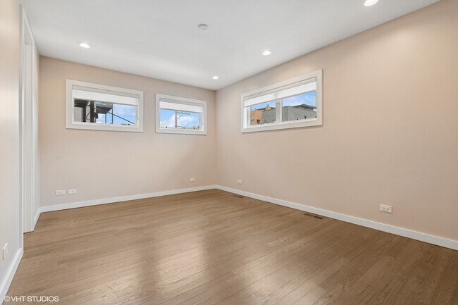 Building Photo - 927 N Damen Ave