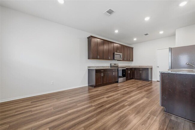 Building Photo - 316 Stone Water Ln