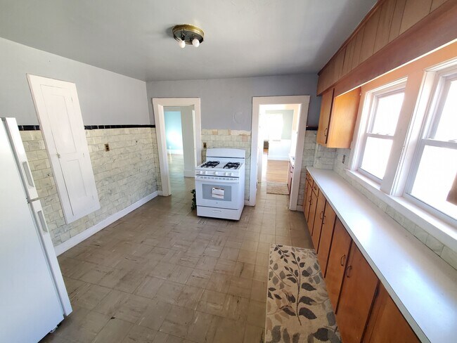 Building Photo - 135 Mills St