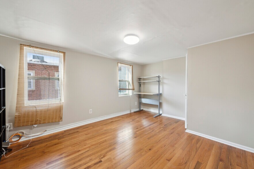 Building Photo - 933 League St
