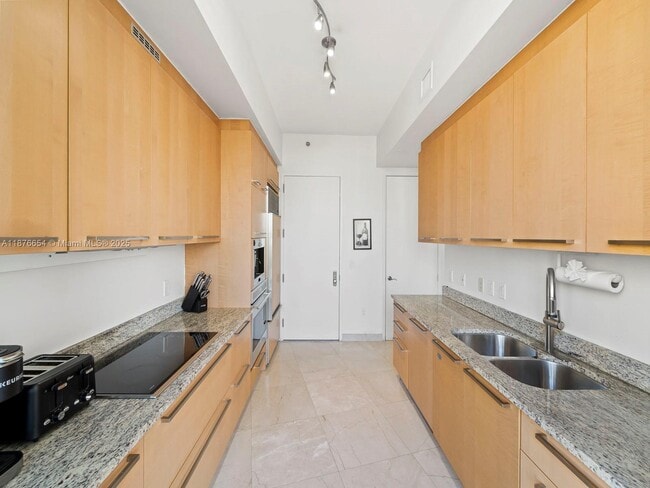 Building Photo - 15901 Collins Ave
