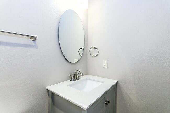 Building Photo - 2 Bedroom Duplex!