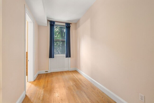 Building Photo - 393 Marlborough St