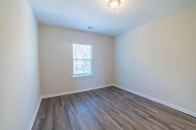 Building Photo - Beautiful 3-Bedroom Townhome in Sought-After Waterways Community
