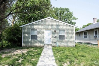 Building Photo - "Charming 3-Bed, 2-Bath Home in Indianapol...