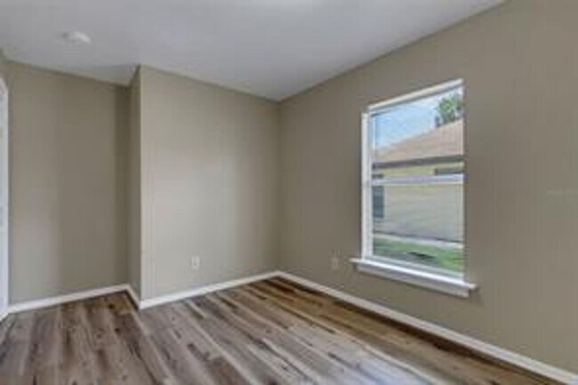 Building Photo - Beautiful 3/1 in the heart of Plant City