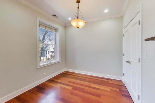 Building Photo - 4331 N Sacramento Ave