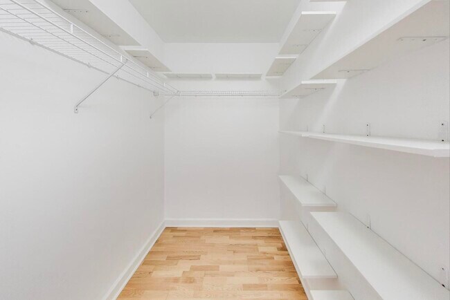 Building Photo - 420 E Waterside Dr