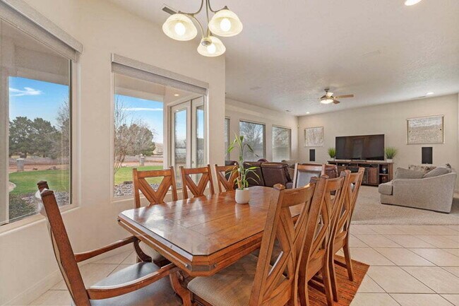 Building Photo - Spacious 5 bed 3 bath with large back yard.
