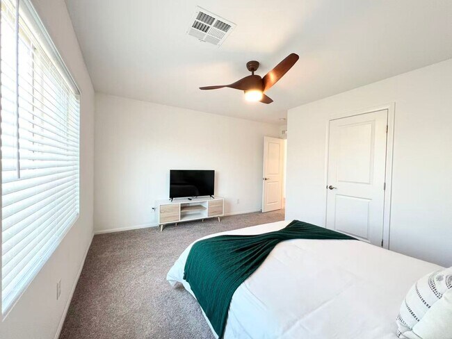 Building Photo - Beautiful 3-story home with 4 bedrooms and 3.5 bathrooms