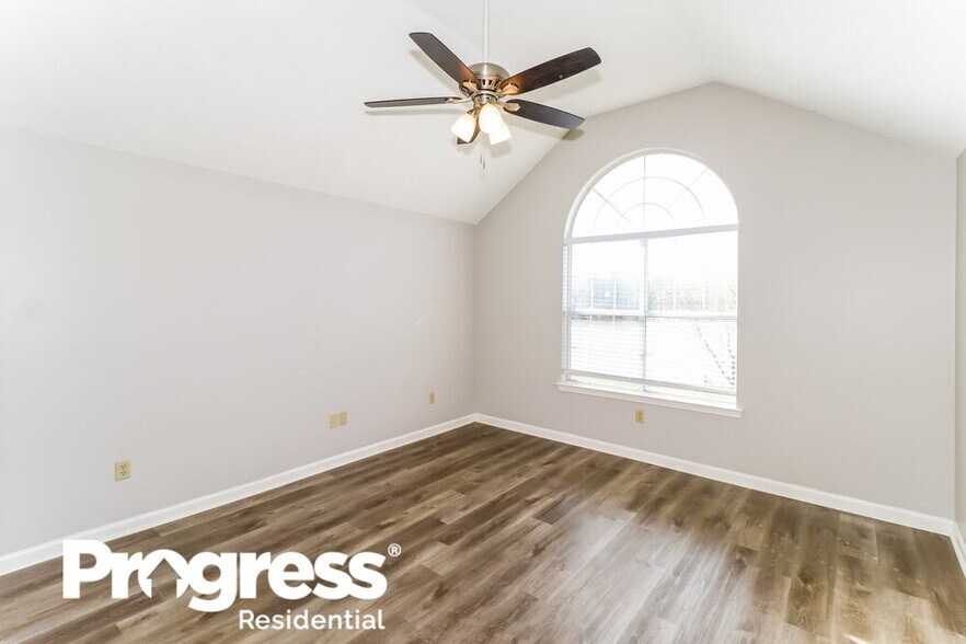 Building Photo - 6175 Lakefront Dr