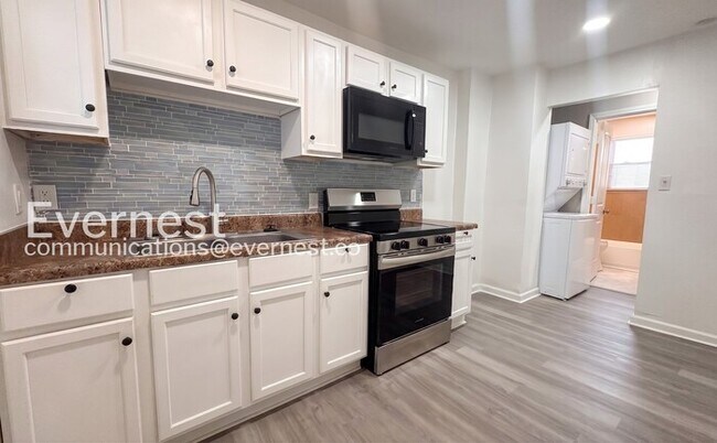 Building Photo - 1 Bed/1 Bath Duplex with Modern Amenities / Available Now!