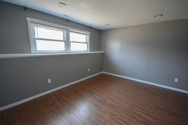 Building Photo - Pet friendly home in Country Club Manor w/fenced yard!