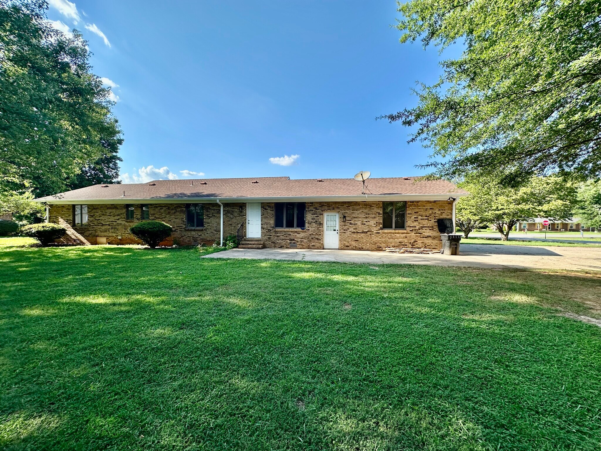Building Photo - 2397 Braxton Bragg Dr