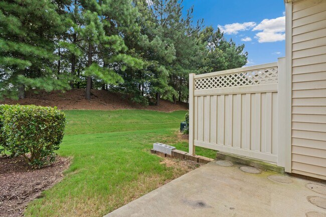 Building Photo - 2 Bedroom, 2.5 Bath townhome in Thompson Ridge with new LVP flooring downstairs.