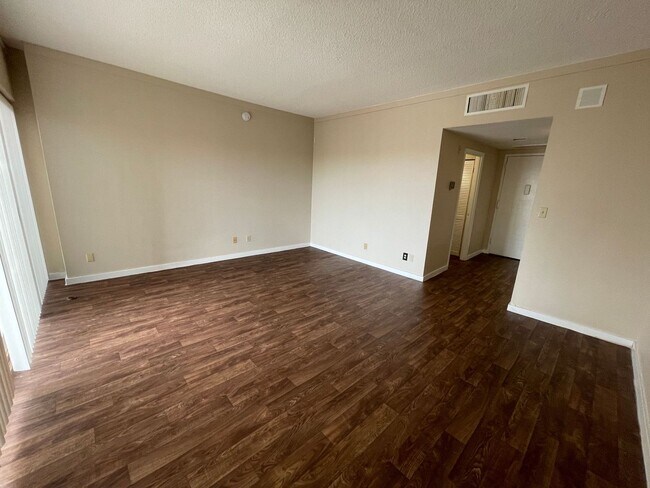 Building Photo - Studio in the Heart of Phoenix!