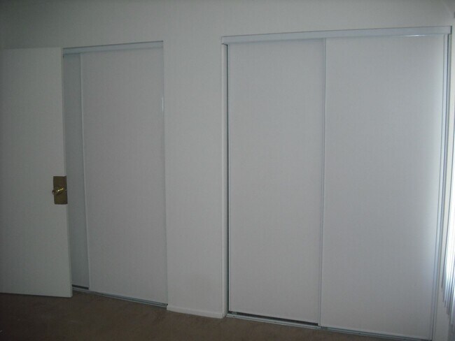 Building Photo - Gorgeous 2 story 2 bedroom 2 bath Townhome
