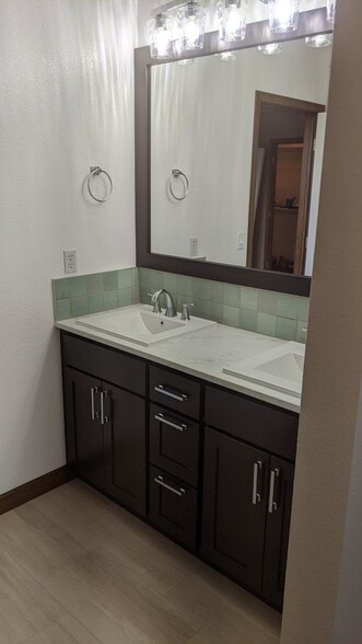 Master bath - 4245 Boardwalk Dr