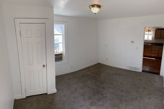 Building Photo - 1 BEDROOM MAGNA DUPLEX - GREAT PRICE!