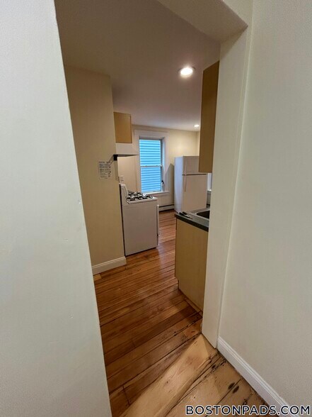 Building Photo - 64 Pleasant St