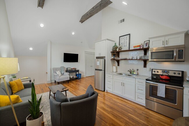 Building Photo - 906 N 5th St