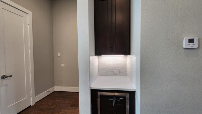 Building Photo - 5713 Larkin St