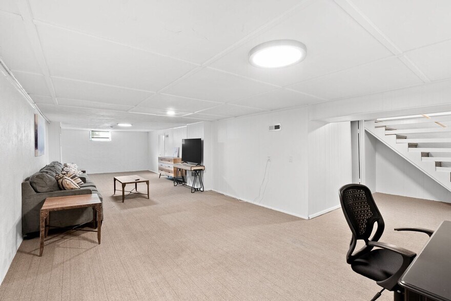 Building Photo - 814 Holiday Ave