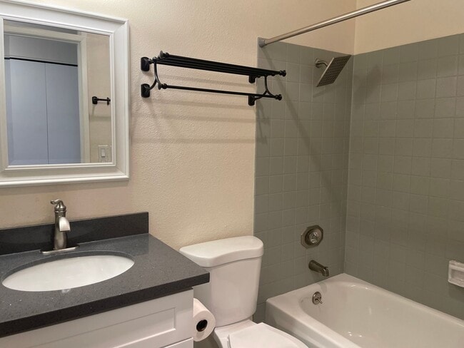 Building Photo - $500 off 1st months rent!!  Bright and Modern Northgate Condo!