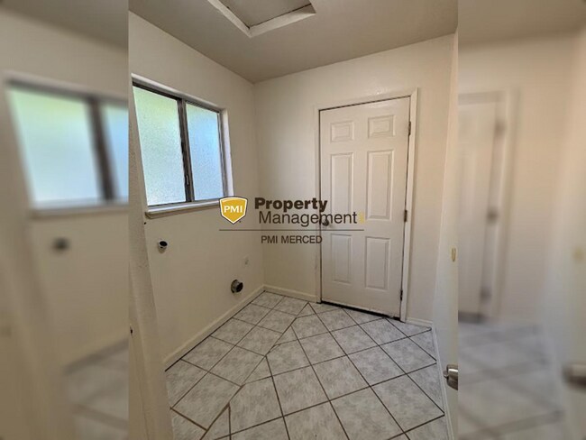 Building Photo - 2 Bedroom House Available Now for $1900!