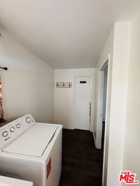 Building Photo - 1100 W 48th St