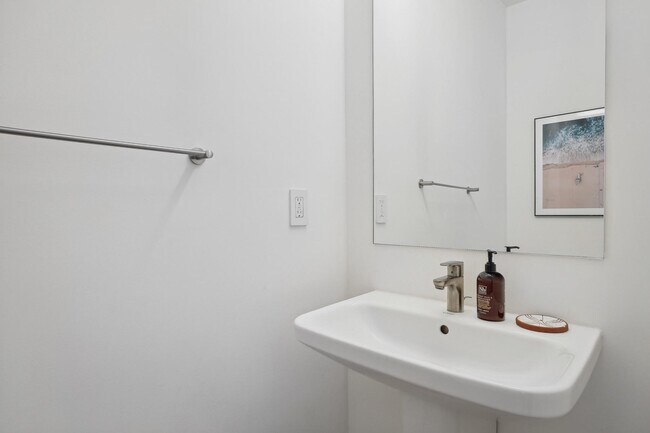 Building Photo - 1539 6th St NW