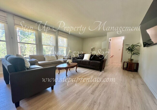 Building Photo - Inviting 3-Bedroom Home in Desirable Twain...