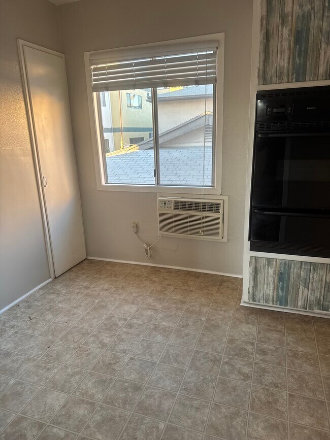 Building Photo - 1145 E Wilson Ave