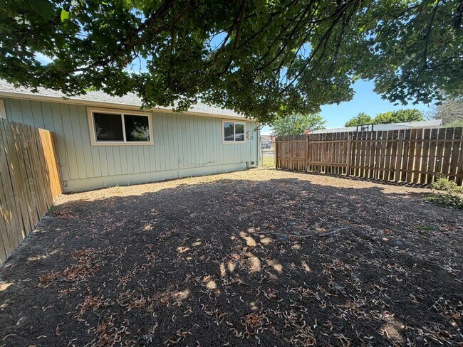 Building Photo - Charming 2 Bedroom Duplex With Fenced Yard In Quiet Neighborhood!