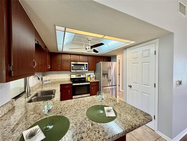 Building Photo - 3725 SW 6th Ave