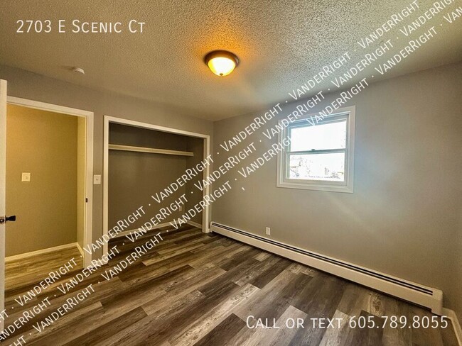 Building Photo - 2703 E Scenic Ct