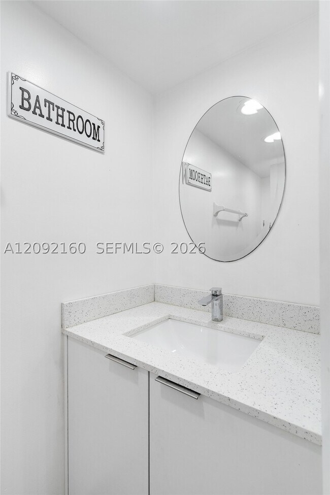 Building Photo - 3670 Inverrary Dr