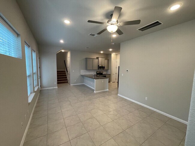 Building Photo - 1015 Vista View Dr