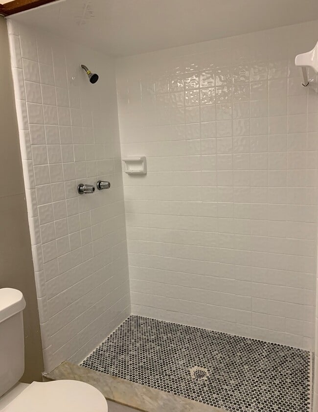 Building Photo - Spacious 2 Bed/2 Bath Single Story Townhom...