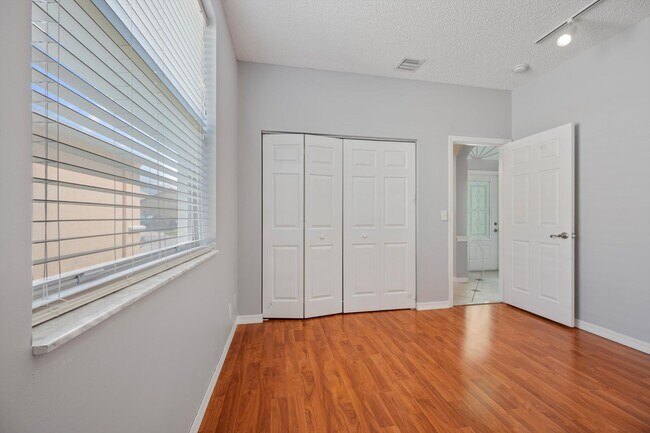 Building Photo - 9520 Lago Dr