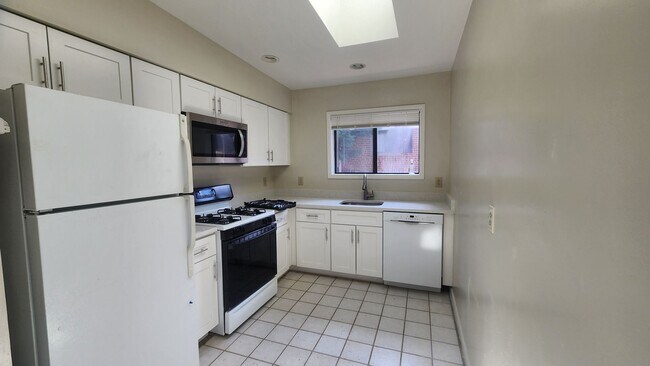 Building Photo - Spacious Condo Close to King St Metro/Old ...