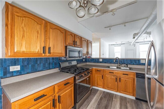 Building Photo - 1844 W Henderson St