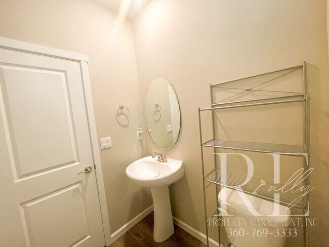 Building Photo - Spacious 4 Bedroom In Prime Location!