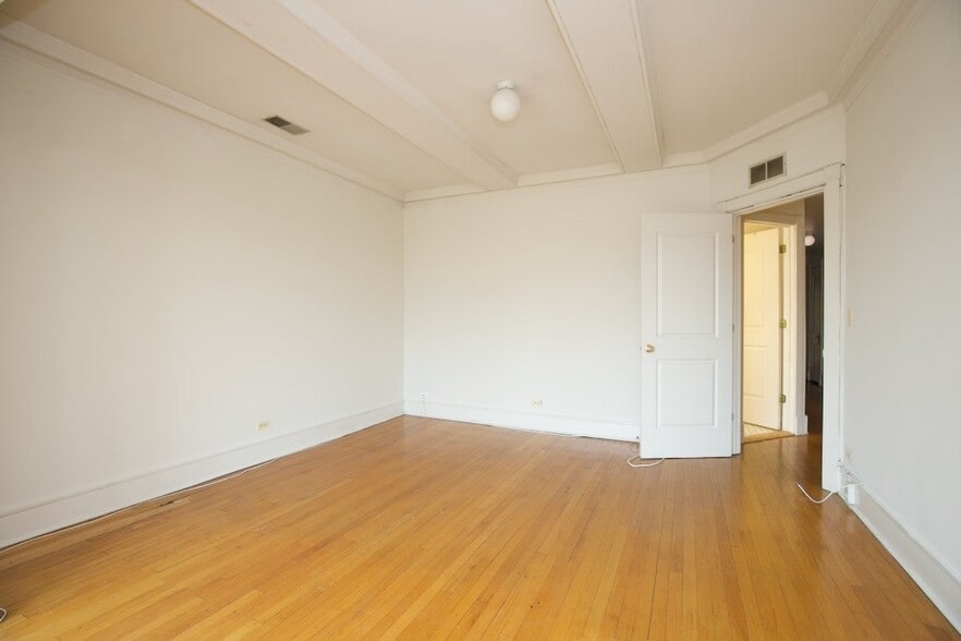 Building Photo - 6717 N Sheridan Rd