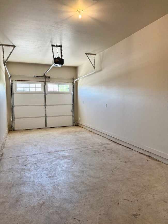 Building Photo - Large 2 Bed, 2 Bath in Beautiful Well Main...